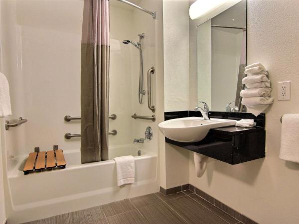 Studio 6-Austin, TX - Northwest : photo 4 de la chambre chambre lit queen-size accessible aux personnes à mobilité réduite – non-fumeurs