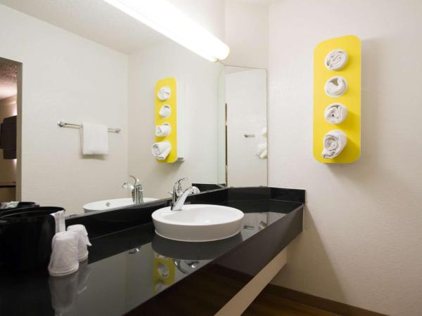 Motel 6-Austin, TX - Midtown : photo 5 de la chambre chambre quadruple - accessible aux personnes à mobilité réduite - non-fumeurs