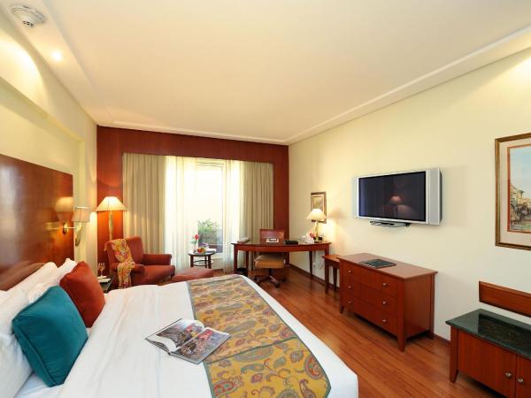 The Lalit Mumbai-Airport : photo 4 de la chambre lalit luxury suite, king bed on higher floor with two bedroom and bathtub