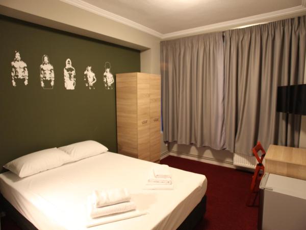 Stay Hybrid Hostel : photo 4 de la chambre chambre double avec salle de bains privative