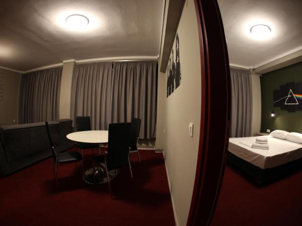 Stay Hybrid Hostel : photo 4 de la chambre suite familiale