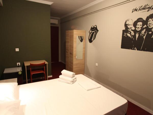 Stay Hybrid Hostel : photo 8 de la chambre chambre double avec salle de bains privative