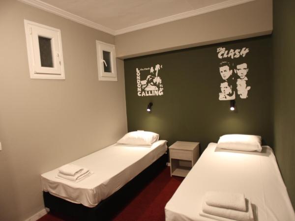 Stay Hybrid Hostel : photo 2 de la chambre chambre triple avec salle de bains privative