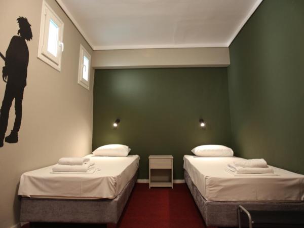 Stay Hybrid Hostel : photo 4 de la chambre chambre triple avec salle de bains privative