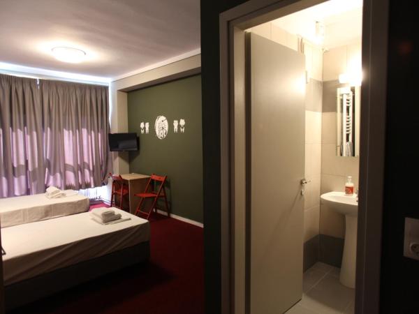 Stay Hybrid Hostel : photo 7 de la chambre chambre lits jumeaux avec salle de bains privative