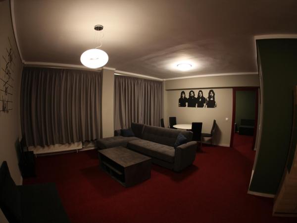 Stay Hybrid Hostel : photo 2 de la chambre suite familiale