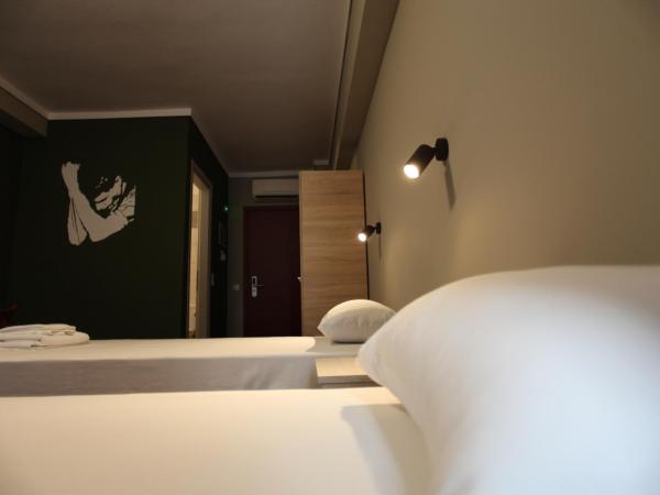 Stay Hybrid Hostel : photo 5 de la chambre chambre lits jumeaux avec salle de bains privative