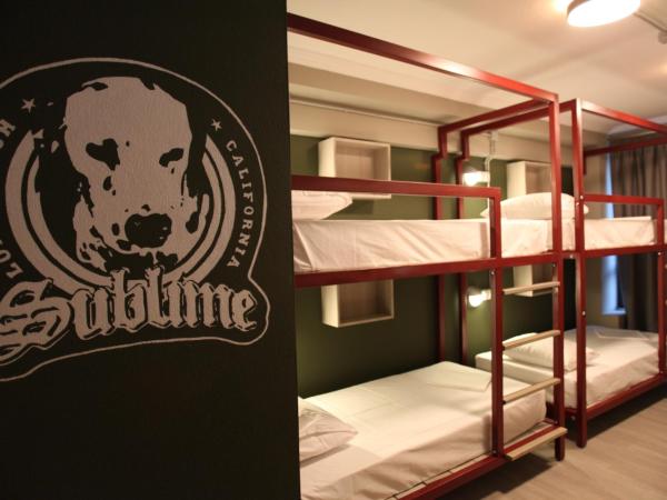 Stay Hybrid Hostel : photo 2 de la chambre lit dans dortoir mixte de 4 lits - accessible aux personnes à mobilité réduite