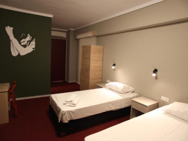 Stay Hybrid Hostel : photo 3 de la chambre chambre lits jumeaux avec salle de bains privative