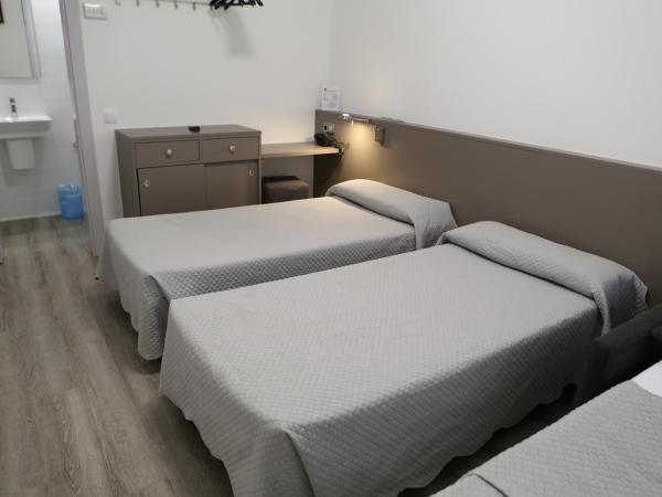 Hotel Alguer Camp Nou : photo 5 de la chambre chambre lits jumeaux avec canapé-lit