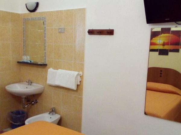 Hotel Tirreno : photo 4 de la chambre chambre simple standard avec salle de bains commune