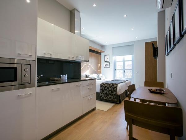 Legazpi Doce Rooms & Suites : photo 1 de la chambre studio 2 chambres avec balcon