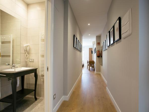 Legazpi Doce Rooms & Suites : photo 6 de la chambre studio 2 chambres avec balcon