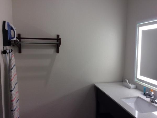 Regency Inn & Suites- NW Houston : photo 4 de la chambre chambre lit king-size avec canapé - non-fumeurs