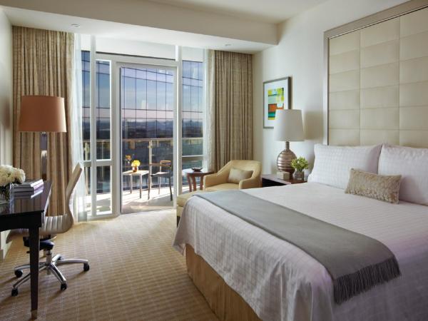Four Seasons Baltimore : photo 1 de la chambre chambre lit king-size avec balcon - vue sur ville