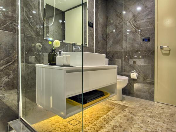 Canberra Rex Hotel : photo 5 de la chambre chambre lit king-size avec balcon