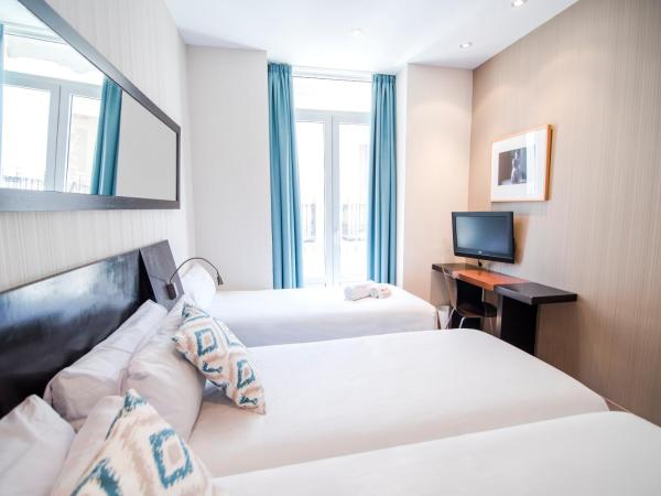 Petit Palace Plaza de la Reina : photo 4 de la chambre chambre triple