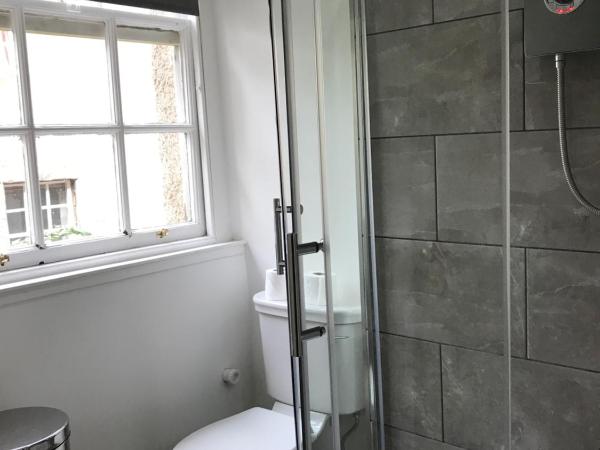 Royal Mile Balconies by the Castle : photo 5 de la chambre chambre de luxe lit king-size - catcune