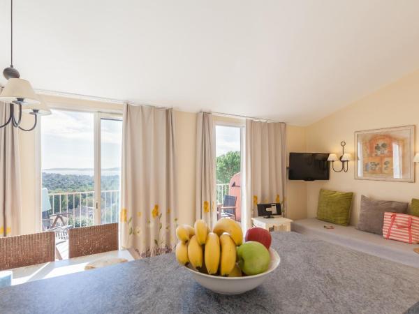 Résidence Pierre & Vacances Les Restanques du Golfe de Saint-Tropez : photo 4 de la chambre one-bedroom apartment with sleeping alcove and terrace or balcony (6 people) - sea view