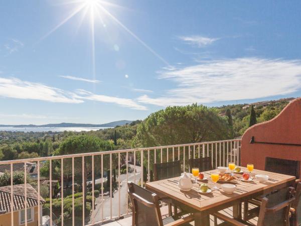 Résidence Pierre & Vacances Les Restanques du Golfe de Saint-Tropez : photo 1 de la chambre one-bedroom apartment with sleeping alcove and terrace or balcony (6 people) - sea view