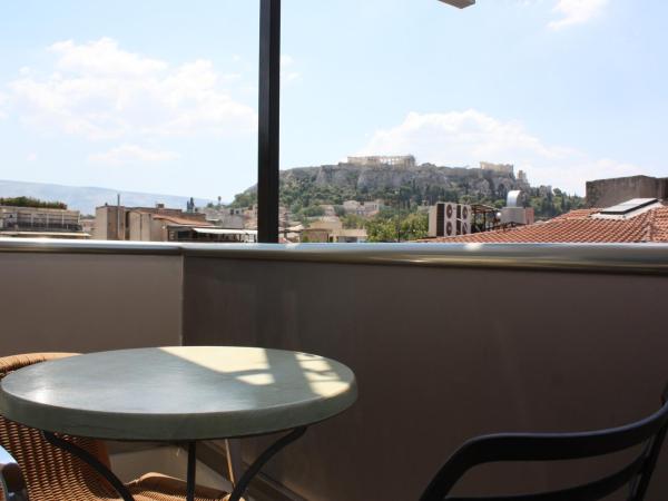 Pella Inn Hostel : photo 4 de la chambre chambre double avec salle de bains et balcon