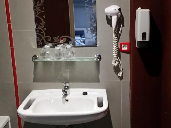 Hotel Prince de Liege : photo 4 de la chambre chambre triple