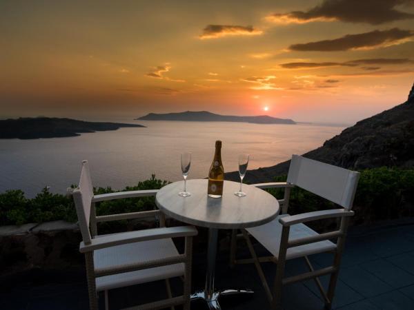 Kratiras View Luxury Suites : photo 10 de la chambre suite supérieure avec bain à remous - vue sur caldera