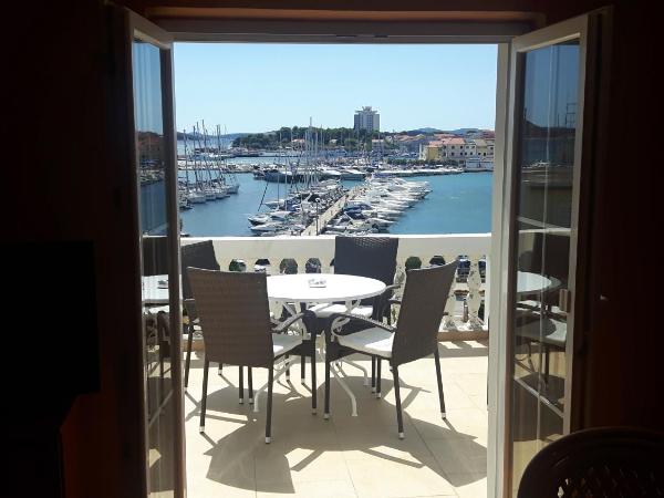 Apartment and Rooms Villa Kolonada : photo 1 de la chambre appartement 2 chambres avec terrasse et vue sur mer 