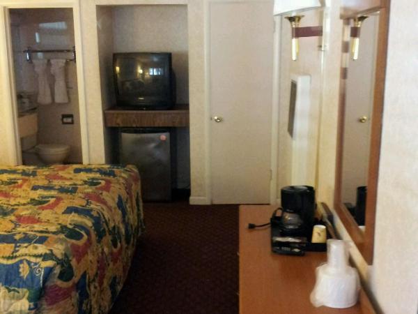 Town House Motel : photo 4 de la chambre chambre lit king-size