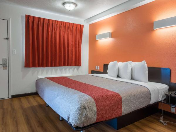 Motel 6-Columbus, OH - OSU : photo 6 de la chambre chambre lit king-size - non-fumeurs