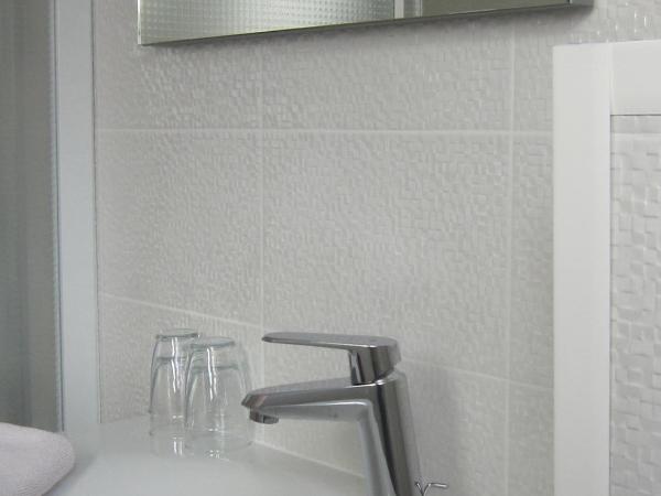 Hôtel de Perros, The Originals Boutique : photo 5 de la chambre chambre familiale avec kitchenette