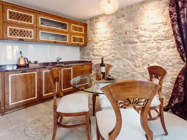 Villa Nepos Hotel : photo 3 de la chambre luxueux appartement 2 chambres