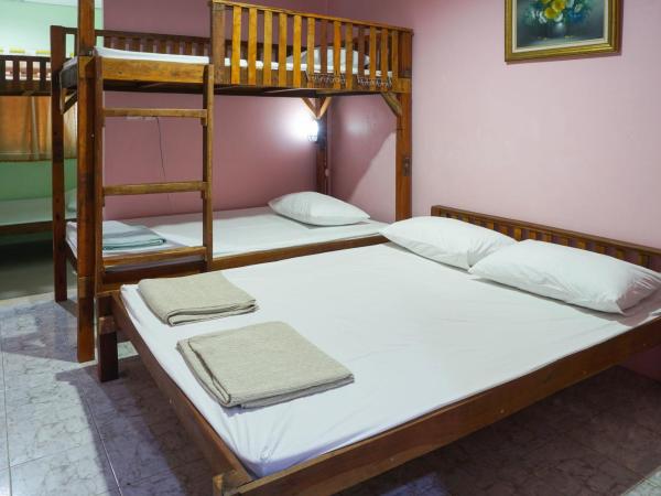 Zleep63 : photo 2 de la chambre chambre avec salle de bains privative (6 adultes)