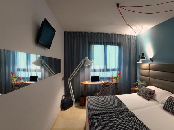 Hotel Pamplona Plaza : photo 7 de la chambre chambre double avec lit d'appoint (3 adultes)