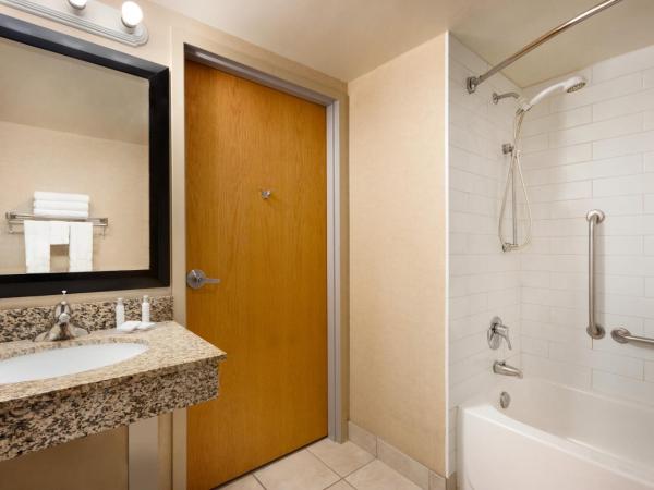 Travelodge Hotel by Wyndham Saskatoon : photo 5 de la chambre queen room accessible - non smoking