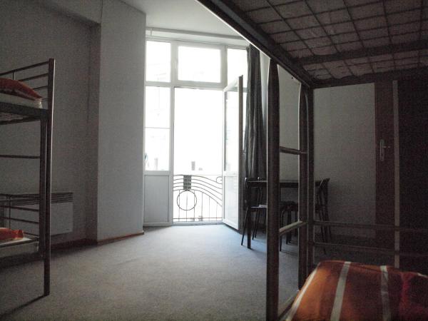 Constitution Square Rooms : photo 1 de la chambre chambre quadruple avec balcon