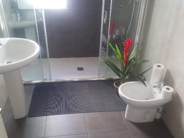 Pension Yna Holiday : photo 2 de la chambre chambre double avec salle de bains commune