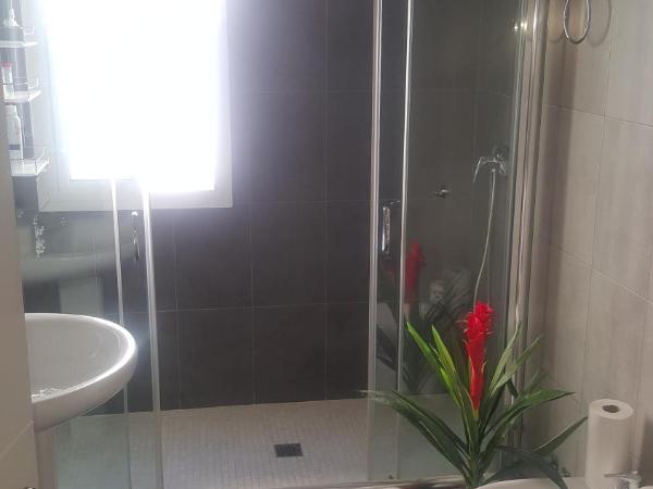 Pension Yna Holiday : photo 3 de la chambre chambre double avec salle de bains commune