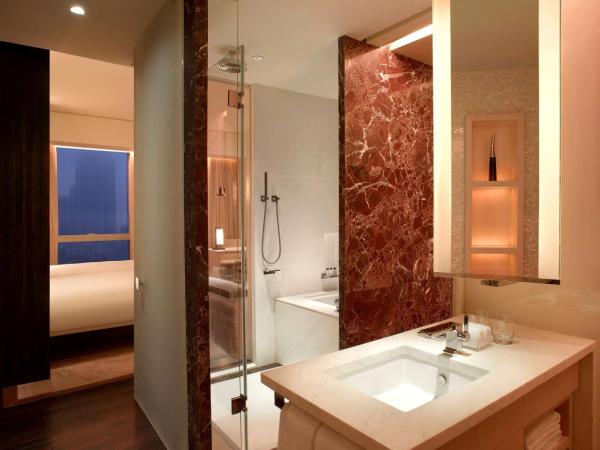 Grand Hyatt Guangzhou-Free Shuttle Bus to Canton Fair Complex during Canton Fair Period : photo 4 de la chambre chambre lit king-size - vue sur jardin