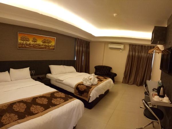 Golden Leaves Hotel : photo 1 de la chambre chambre quadruple confort