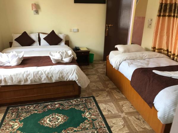 Hotel Himalayan Inn : photo 5 de la chambre chambre triple avec salle de bains