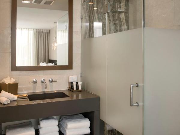 Berkeley Shore Hotel : photo 6 de la chambre chambre premier double avec balcon – vue sur piscine