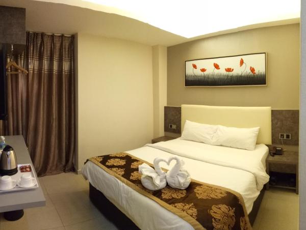 Golden Leaves Hotel : photo 2 de la chambre grande chambre double ou lits jumeaux