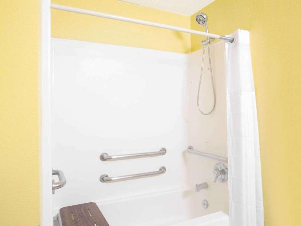 Days Inn by Wyndham Phoenix North : photo 4 de la chambre chambre lit queen-size pour personnes à mobilité réduite - non-fumeurs 