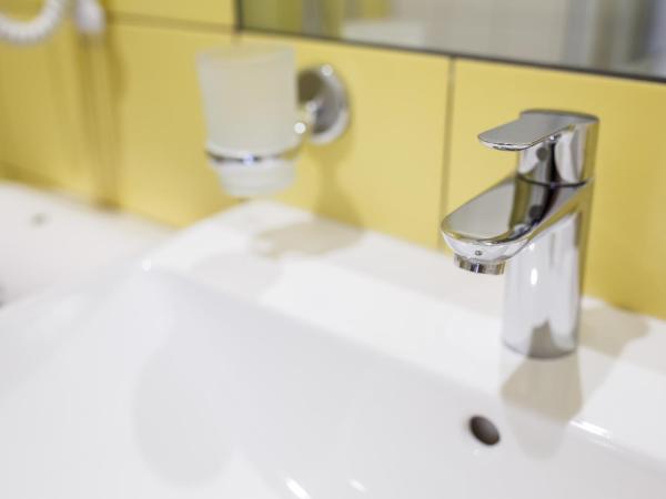 Safestay Warsaw Old Town : photo 2 de la chambre chambre double avec salle de bains privative 