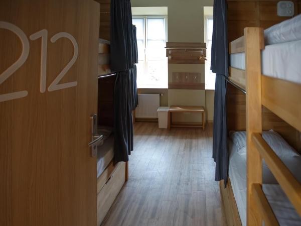 Safestay Warsaw Old Town : photo 2 de la chambre lit dans dortoir mixte de 8 lits avec salle de bains commune