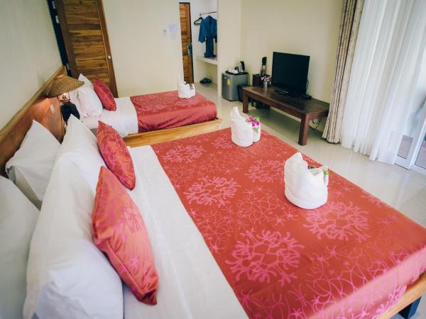 Good Times Resort Kanchanaburi : photo 3 de la chambre chambre triple de luxe avec vue sur la lagune