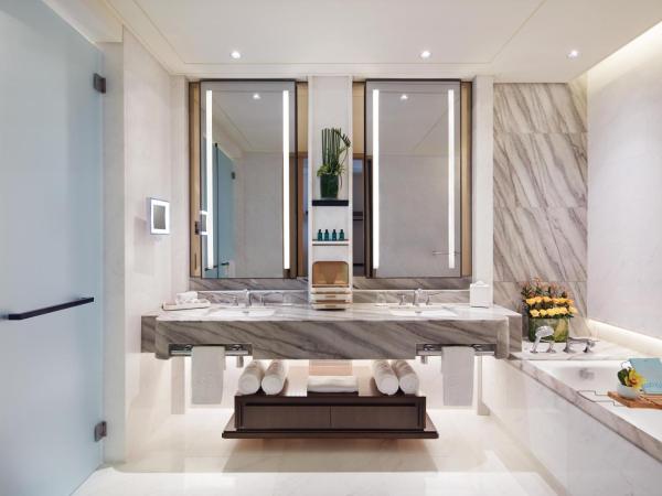 Sofitel Singapore City Centre : photo 3 de la chambre suite prestige avec 1 lit king-size - accès au club millésime - vue sur ville ou côté historique