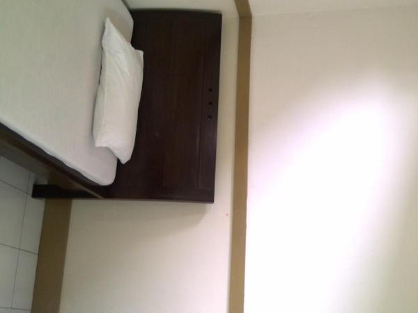 Ndalem Suratin Guesthouse : photo 5 de la chambre chambre simple Économique avec salle de bains commune