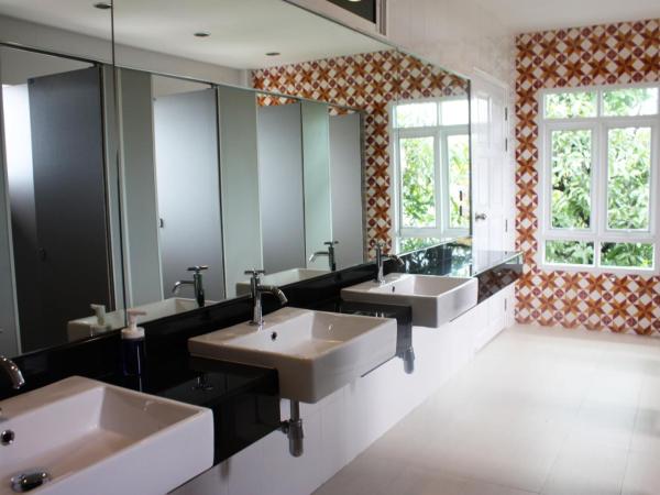 Feung Nakorn Balcony Rooms and Cafe : photo 6 de la chambre chambre familiale avec salle de bains commune